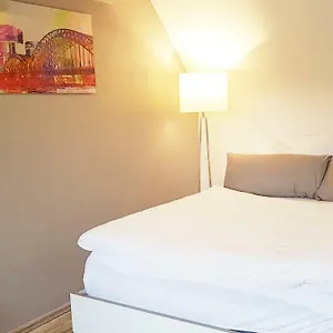 https://schicke-2-zimmer-dachgeschosswohnung-in-koln.topcolognehotels.com